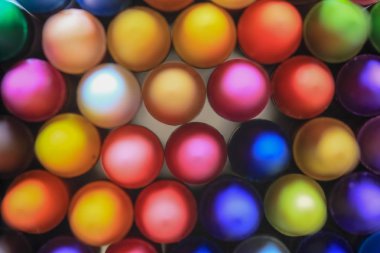 Masa üzerinde renkli pastel boya