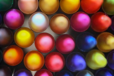 Masa üzerinde renkli pastel boya