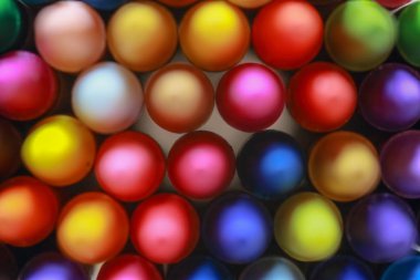 Masa üzerinde renkli pastel boya