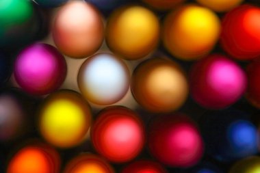 Masa üzerinde renkli pastel boya