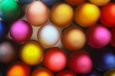 Masa üzerinde renkli pastel boya