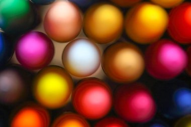 Masa üzerinde renkli pastel boya