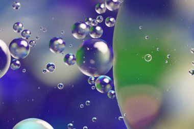 renkli balon su içinde