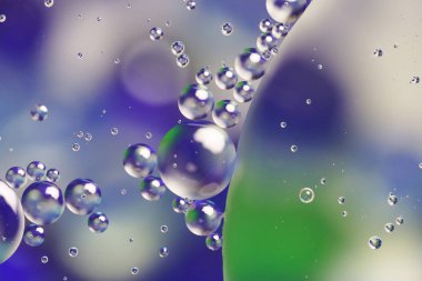 renkli balon su içinde