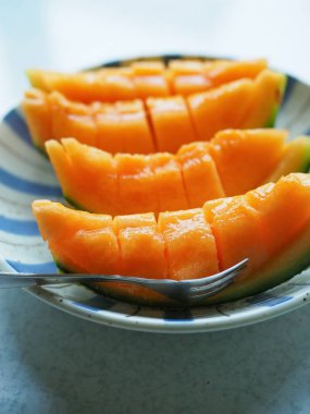 kavun masanın üstüne kesmek