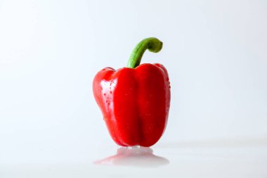 Beyaz arka planda kırmızı biber