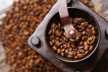 kahve çekirdekleri ve kahve miill