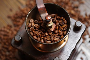 kahve çekirdekleri ve kahve miill