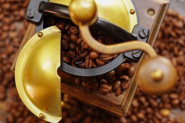 Kahve çekirdekleri ve kahve değirmeni