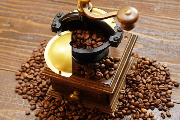 Kahve çekirdekleri ve kahve değirmeni