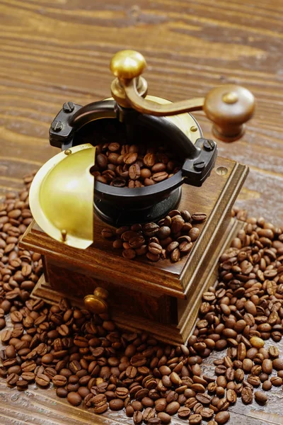 Kahve çekirdekleri ve kahve değirmeni