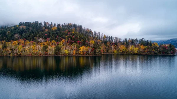 Järvi Shikaribetu Hokkaidossa — kuvapankkivalokuva