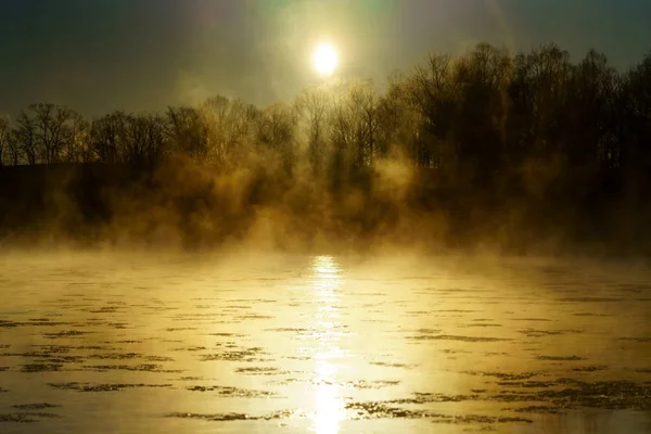 Туман Зимней Реке — стоковое фото