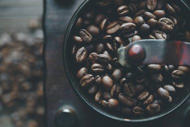 Kahve çekirdekleri ve kahve değirmeni