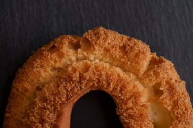 çörek siyah masada