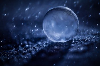 Kışın donmuş sabun köpüğü