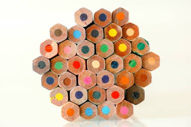 Beyaz masa üzerinde renkli kalemler