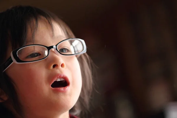 Japonya Gözlüklü Çocuk — Stok fotoğraf