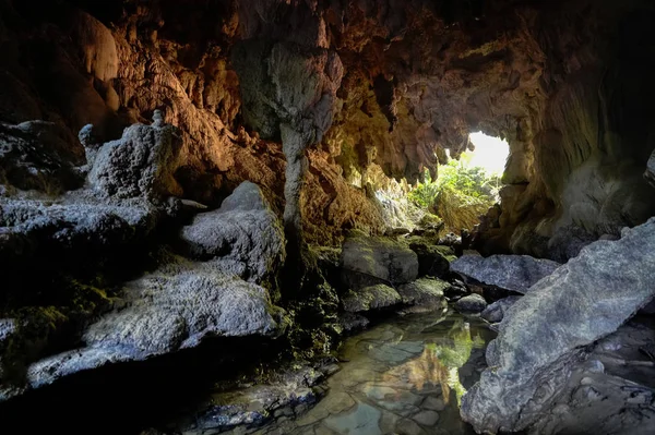 Печера Острові Комоте — стокове фото