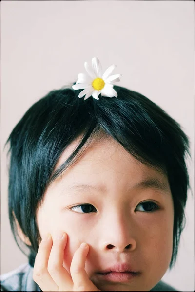 Kind Trägt Eine Blume — Stockfoto