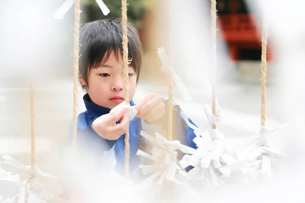 Shinto Türbesinde Çocuk — Stok fotoğraf