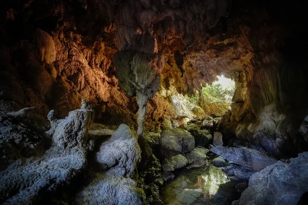 Печера Острові Комоте — стокове фото