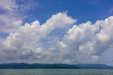 Mavi gökyüzü ve beyaz bulut