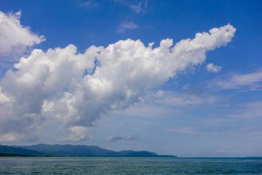 Mavi gökyüzü ve beyaz bulut