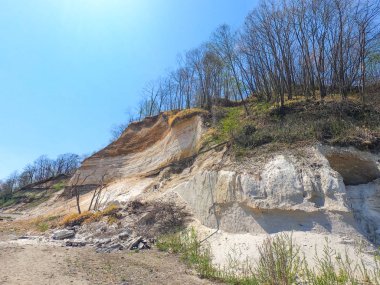 Cliff ve mavi gökyüzü