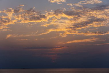 akşam gökyüzünde bulut