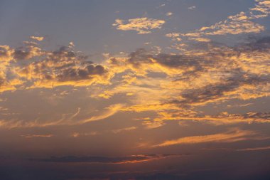 akşam gökyüzünde bulut