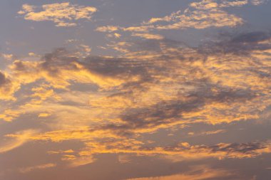 akşam gökyüzünde bulut