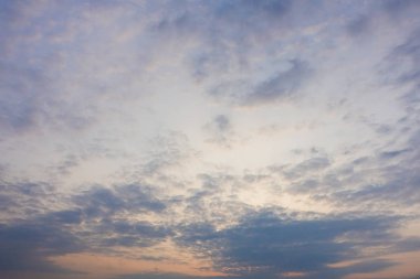 akşam bulutlu gökyüzü