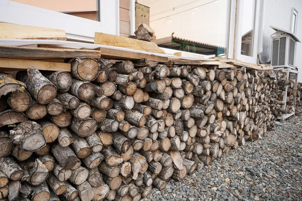 Firewood Perto Casa — Fotografia de Stock