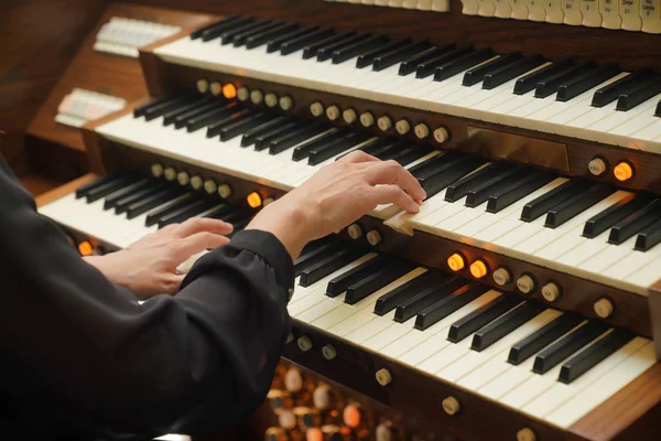 japonya'da electone oyuncu