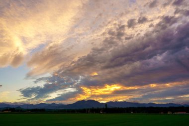 gün batımı gökyüzünde manzara