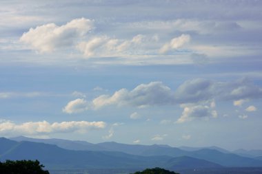 Güneşli havada bulut