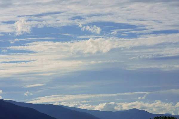 Nube Nel Cielo Soleggiato — Foto Stock