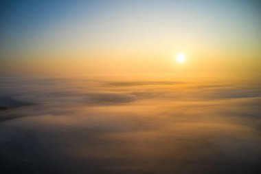 Sabahın erken saatlerinde bulut denizi