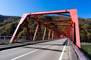 Demir köprü ve mavi gökyüzü