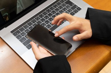 Evde çalışan bir adam.