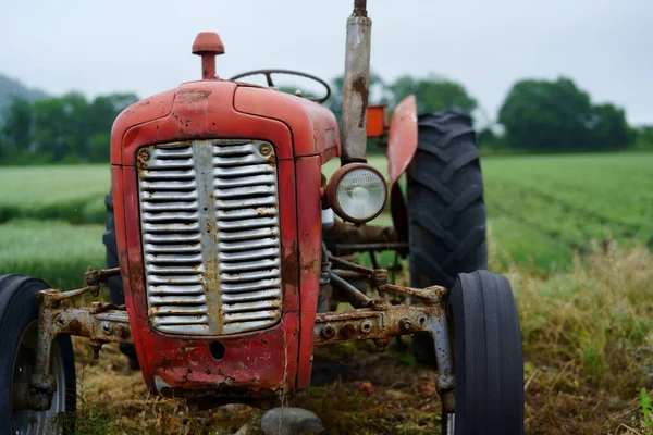 Alter Traktor Der Nähe Des Feldes — Stockfoto