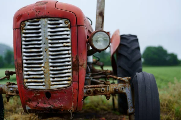 Alter Traktor Der Nähe Des Feldes — Stockfoto