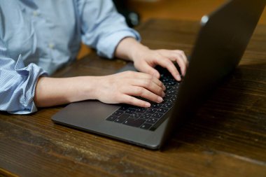 Uzak çalışmada tuş bord yazılıyor