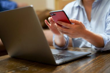 Uzak çalışmada akıllı telefona dokun