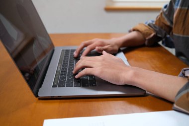 Uzak çalışmada tuş bord yazılıyor