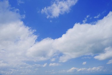 Mavi gökyüzü ve beyaz bulut