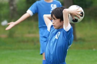 Futbol maçında top fırlatmak