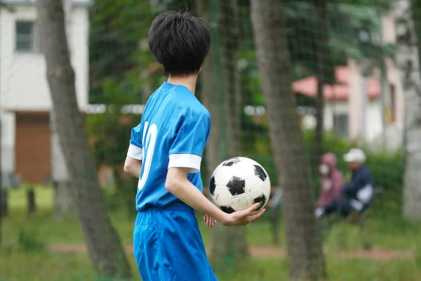 サッカーの試合でボールを投げ — ストック写真