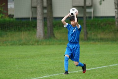 futbol maçında top fırlatmak